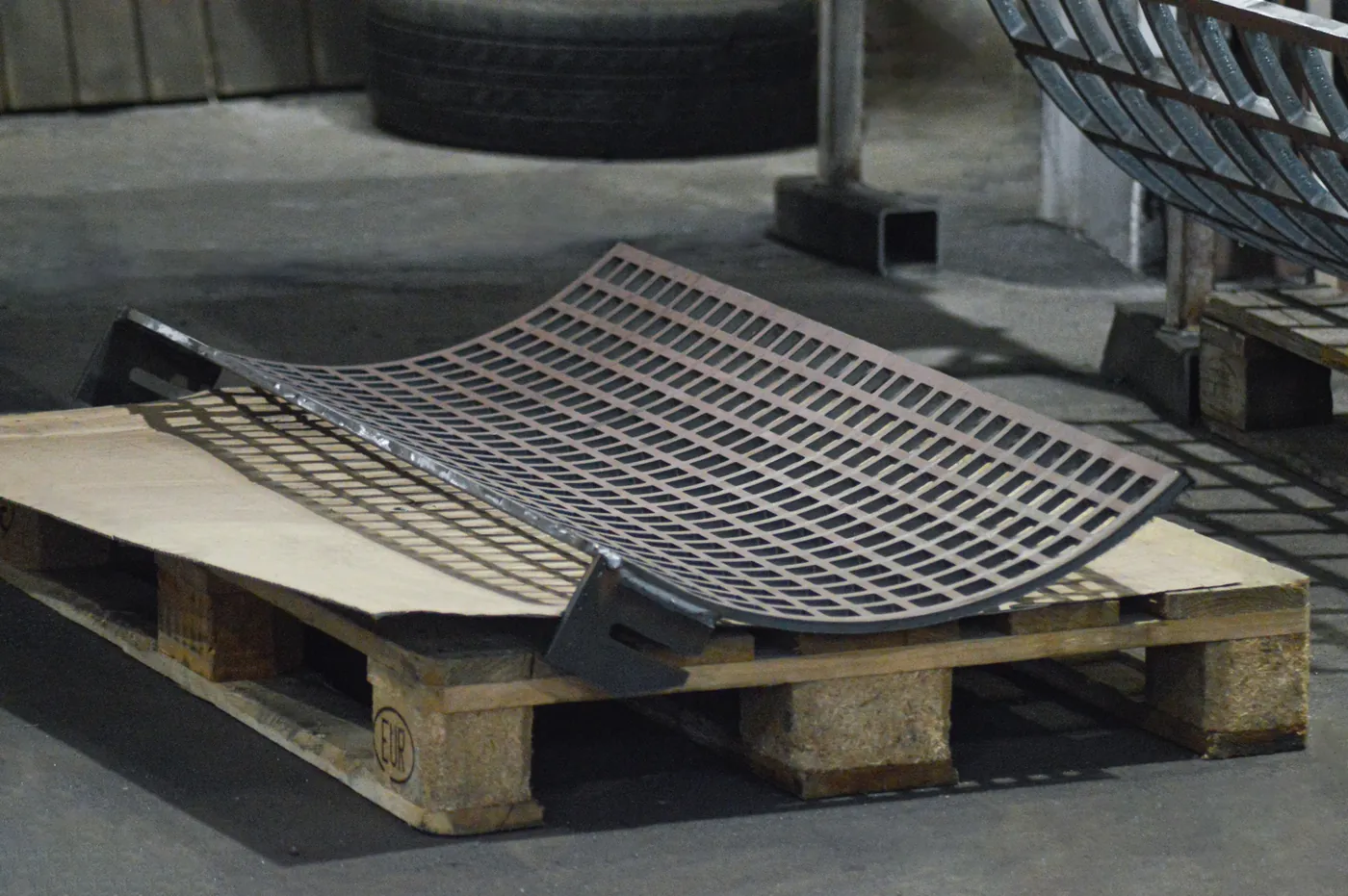 Hardox perforated screen panel for a recycling line